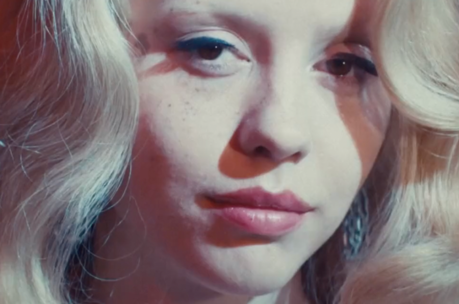 MAXXXINE – O TRIUNFO ARREBATADOR DE MIA GOTH